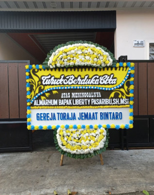 Papan Bunga Duka di Sambutan
